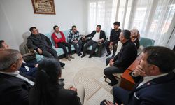 CHP Genel Başkanı Özel, partisinin Adalar Gençlik Kolları Başkanı Yıldız'ın ailesini ziyaret etti