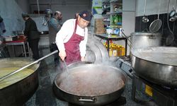 Çubuk'ta ramazan ayında kurulan aşevinin kazanları ihtiyaç sahipleri için kaynıyor