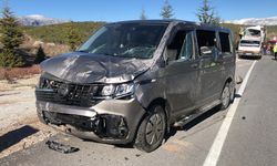 Denizli'de kamyonetin minivana çarptığı kazada baba ile oğlu öldü, 1 kişi yaralandı