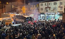 Deplasmandan galibiyetle dönen lider Erzurumspor FK, kentte coşkuyla karşılandı