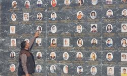 Depremde iki çocuğunu kaybeden muhtar, 66 kişi anısına anıt yaptırdı