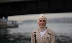 Doğuştan görme engelli sosyolog metropoldeki erişim engellerini sosyal medyada görünür kılıyor