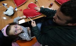 Düzce'de babalar ve kızları sevgilerini yastıklara işledi