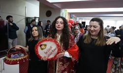 Edirne'de 'evlilik kredisi' alan çiftler huzurevi sakinleriyle kına gecesinde buluştu