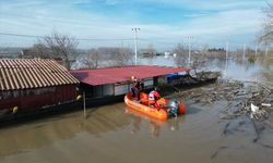 Edirne'de nehir taşkınında mahsur kalan 3 kişi kurtarıldı