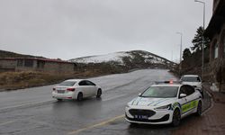 Erciyes Kayak Merkezi'ne ulaşımı sağlayan kara yolu yoğun kar yağışı ve tipi nedeniyle trafiğe kapatıldı