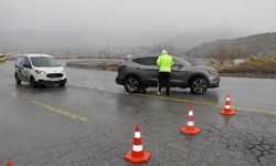 Erciyes'e ulaşımı sağlayan kara yolu yoğun kar yağışı ve tipi nedeniyle trafiğe kapatıldı