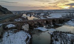 Erzurum'da çevresi karla kaplanan 728 yıllık tarihi köprü güzel görüntü oluşturdu