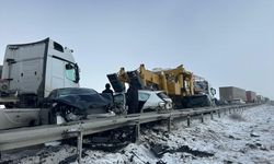 Erzurum'da çok sayıda aracın karıştığı zincirleme trafik kazası meydana geldi