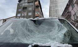 Erzurum'da kamyonetin üzerine çatıdan buz kütlesi düşmesi kamerada