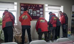 Erzurum'da off-road ekipleri karlı dağları aşıp öğrencilere hediye götürdü