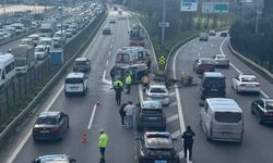 Esenler'de bariyere çarpan otomobilin sürücüsü yaralandı