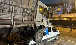 Esenyurt'ta yokuşta kayan kamyon korkulukları aşarak başka bir aracın üzerine düştü