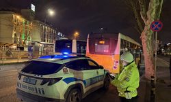 Fatih'te İETT otobüsünün çarptığı yaya yaralandı