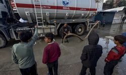 Gazze'de yerinden edilen Filistinlilerin çadırlarını şiddetli yağış nedeniyle su bastı