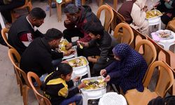 Gazze'deki Filistinliler, İsrail bombalarının sesleri olmadan ilk iftarını açtı