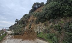 GÜNCELLEME 3 - Bursa'da toprak kayması nedeniyle kapanan Mudanya-Altıntaş sahil yolu yeniden ulaşıma açıldı