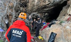 GÜNCELLEME - İzmir'de mağaradaki çukura düşen kişi kurtarıldı