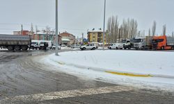 GÜNCELLEME - Kar ve tipi nedeniyle kapanan Sivas-Malatya kara yolu ulaşıma açıldı