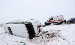 GÜNCELLEME - Sivas'ta öğrenci servisinin devrildiği kazada 14 kişi yaralandı