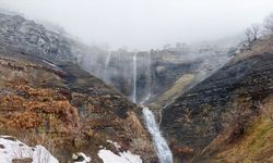 Hakkari'de karların erimesiyle akmaya başlayan şelaleler dronla görüntülendi