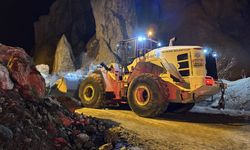 Hakkari'de mahalle yoluna büyük kaya parçaları düştü