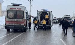 Hakkari'de otobüs ile minibüsün çarpıştığı kazada 18 kişi yaralandı