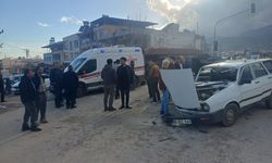 Hatay'da 2 otomobilin çarpıştığı kazada 4 kişi yaralandı