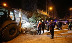 Hatay'da kontrollü yıkımına başlanan hasarlı bina çöktü