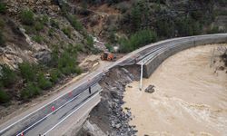Heyelan nedeniyle kapanan Aladağ-İmamoğlu kara yolu tek şerit olarak açıldı