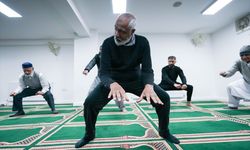 İngiltere'de bir camide namaz sonrası pilates dersleri erkekler arasında büyük ilgi görüyor