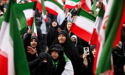 İranlılar, ABD-İsrail'in saldırılarını protesto ediyor