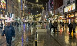İstanbul'da cadde ve sokaklar ramazan temalı süslemelerle ışıklandırıldı