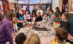 İstanbul'da görevli yabancı diplomatların çocuklarının ebru sanatını tanıması için etkinlik düzenlendi