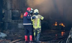 İzmir'de geri dönüşüm fabrikasında çıkan yangın kontrol altına alındı