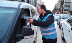 İzmir'de 'İftara 5 Kala' programı kapsamında vatandaşlara kumanya dağıtıldı