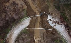 İzmir'de yağış nedeniyle çöken Ödemiş-Turgutlu yolu tamamen ulaşıma kapandı