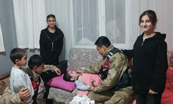 Jandarma karla kaplı bölgede 2 kilometre yürüyerek engelli çocuğa ilacını ulaştırdı