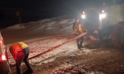 Kars'ta kardan yolu kapanan köyde merdivenden düşen kadın hastaneye ulaştırıldı