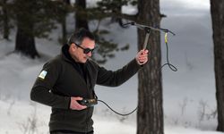 Kars'ta uydu vericisi takılan kurtların kardaki izleri inceleniyor