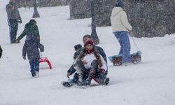 Kars'ta yarıyıl tatilinin son gününde çocuklar kızak keyfi yaptı