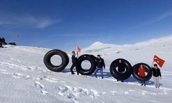 Kayseri'de kırsal mahalle sakinleri traktör lastikleriyle kayak yarışı yaptı