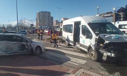 Kayseri'de minibüs ile otomobil çarpıştı, 14 kişi yaralandı