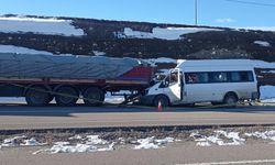 Kayseri'de okul servisinin tırla çarpıştığı kazada 1 kişi öldü, 6'sı öğrenci 7 kişi yaralandı