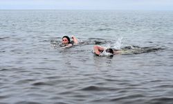 Kış turizmine dikkati çekmek amacıyla dondurucu soğukta Van Gölü'nde yüzdüler