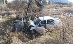 Konya'da yüksek gerilim hattı direğine çarpan otomobildeki 3 kişi yaralandı