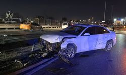 Küçükçekmece'de çarpışan 2 otomobilin sürücüleri yaralandı