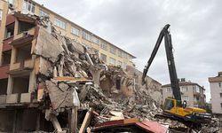 Küçükçekmece'de yıkımı yapılan binadan kopan parçalardan vatandaşların kurtulması kamerada