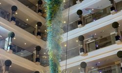 Lüks otellerin avizelerinin temizliği de dronla yapılıyor