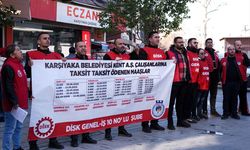 Maaşlarının düzenli yatırılmasını isteyen Karşıyaka Belediyesi işçilerinden protesto
